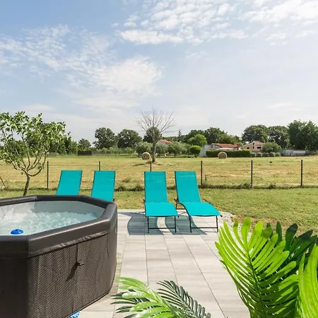 With Jacuzzi In Villa Medulin