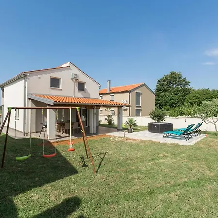 Villa With Jacuzzi In *