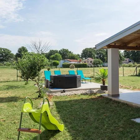 Villa With Jacuzzi In Medulin