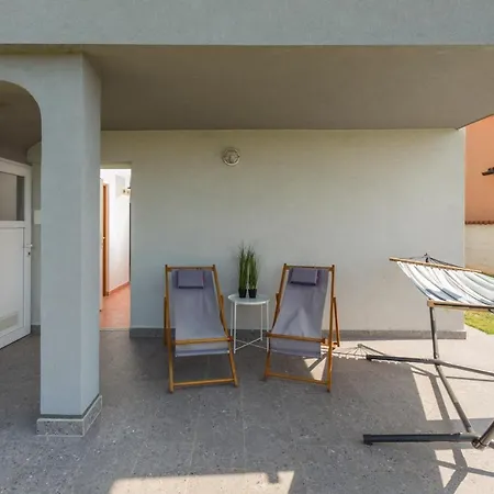 Villa With Jacuzzi In Medulin